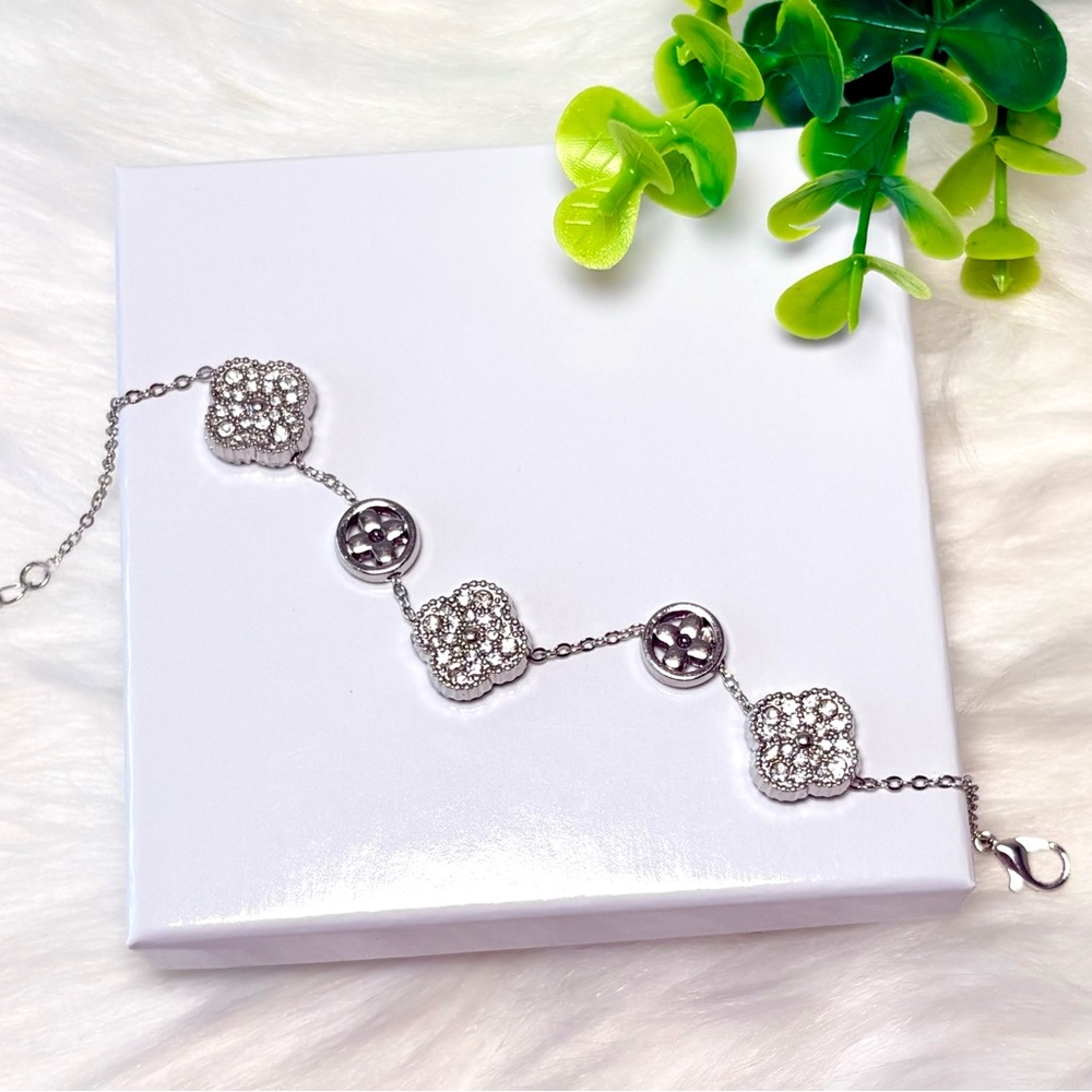 Silver Plated Clover Bracelet With Cluster‎ Stones